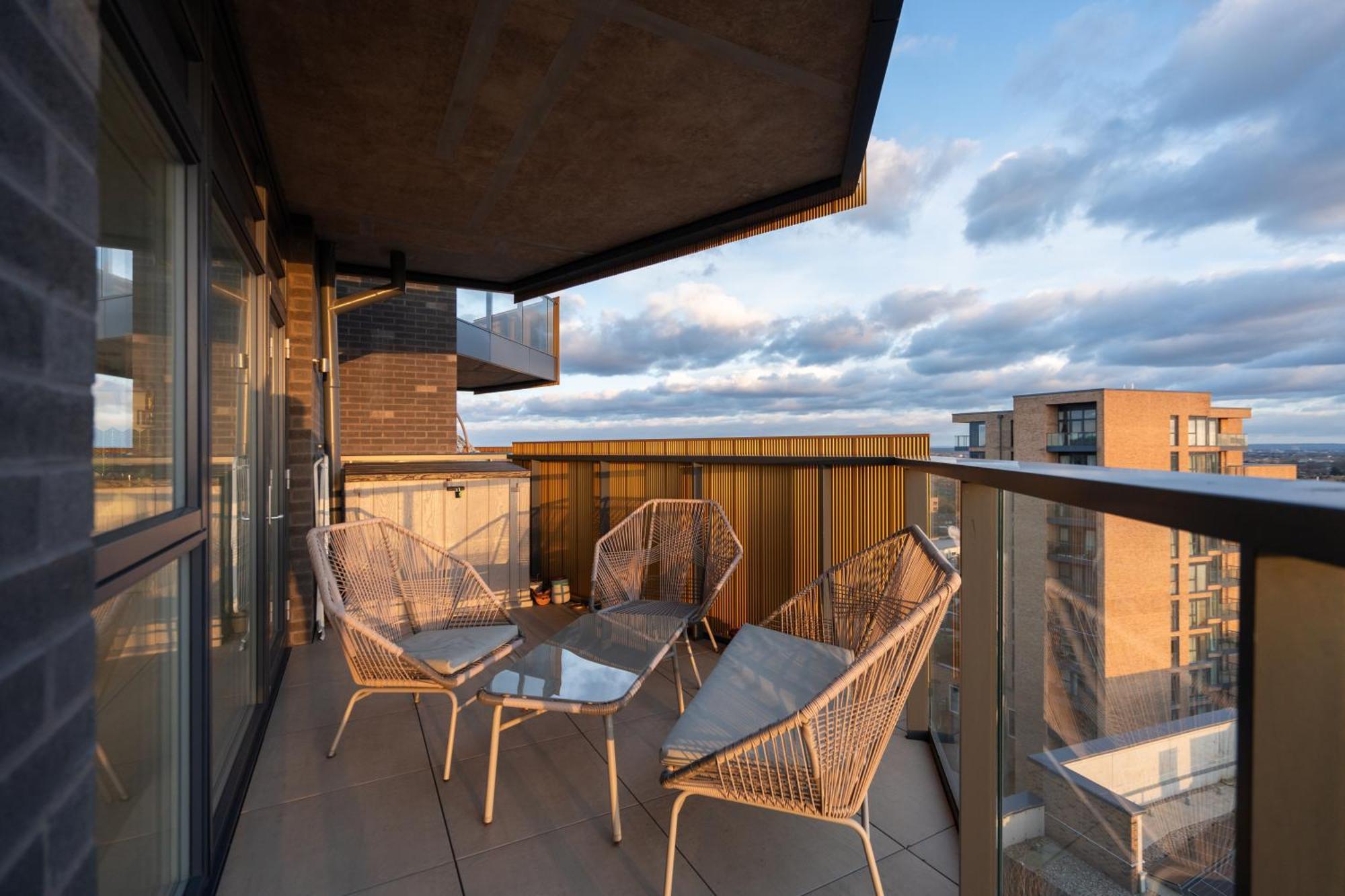 Sunset Retreat: Steps From Heathrow/Twickenham Apartamento Hounslow Exterior foto
