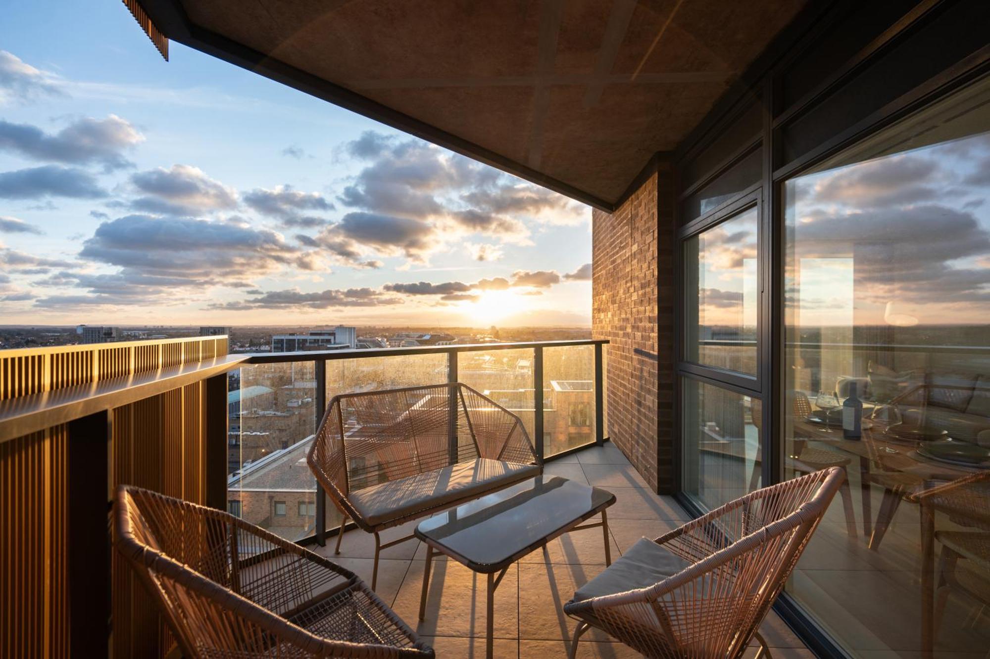 Sunset Retreat: Steps From Heathrow/Twickenham Apartamento Hounslow Exterior foto