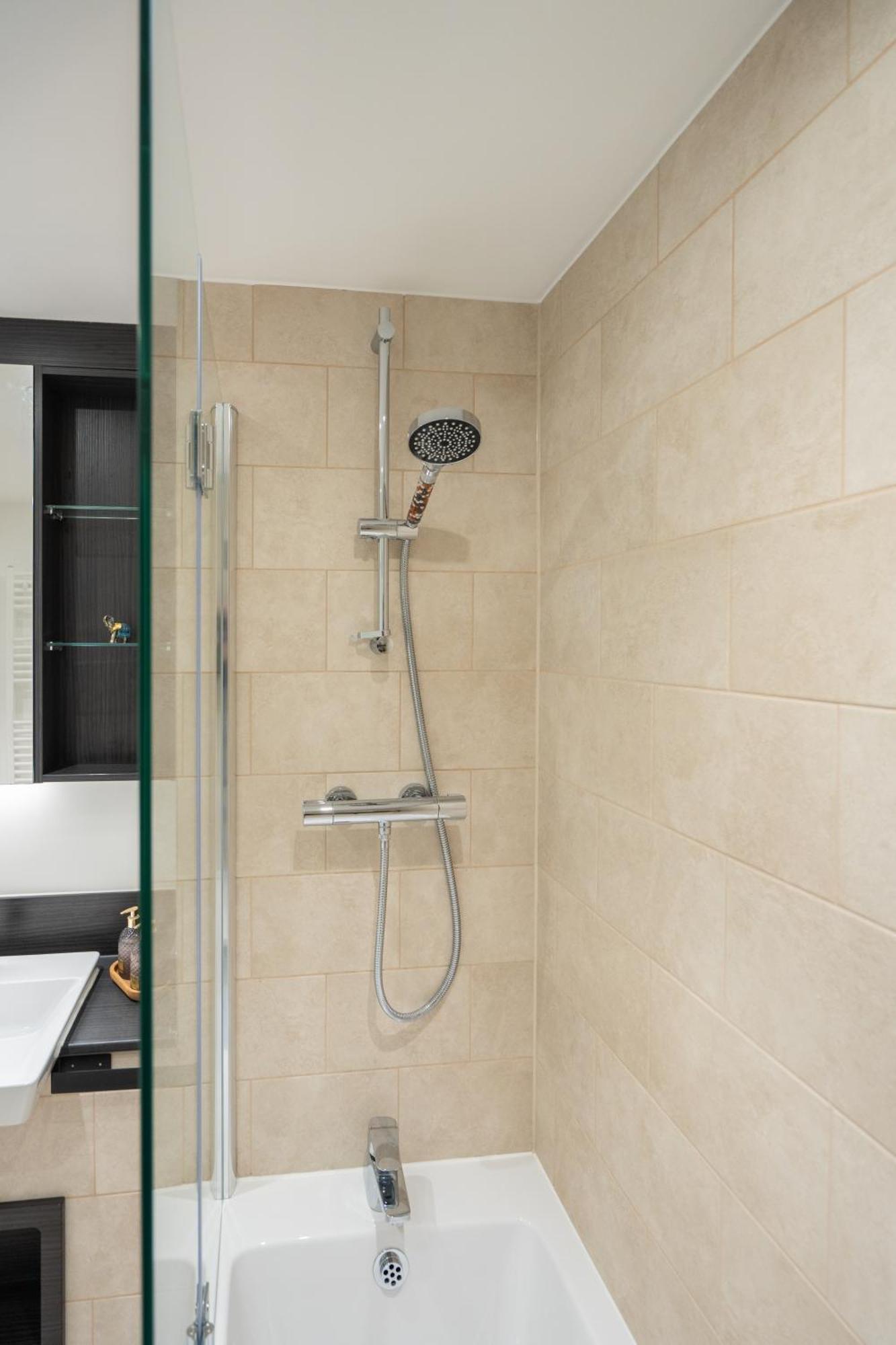 Sunset Retreat: Steps From Heathrow/Twickenham Apartamento Hounslow Exterior foto