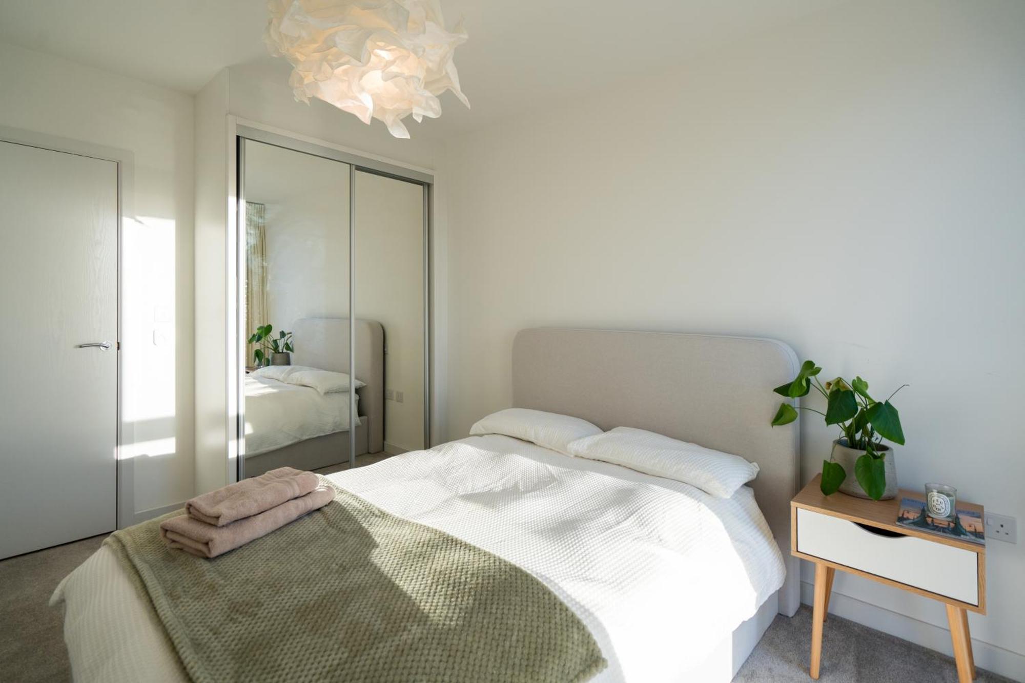 Sunset Retreat: Steps From Heathrow/Twickenham Apartamento Hounslow Exterior foto