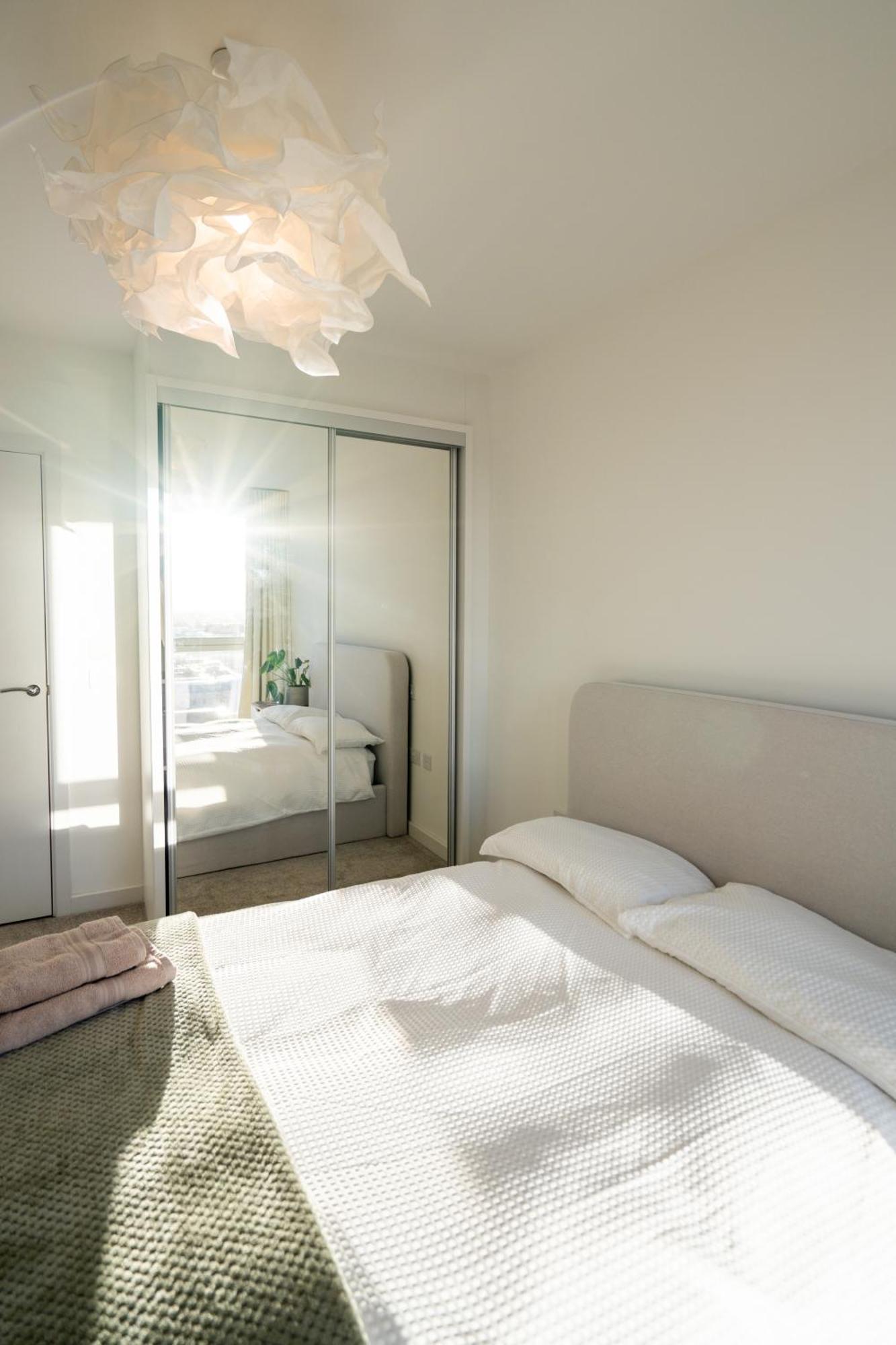 Sunset Retreat: Steps From Heathrow/Twickenham Apartamento Hounslow Exterior foto